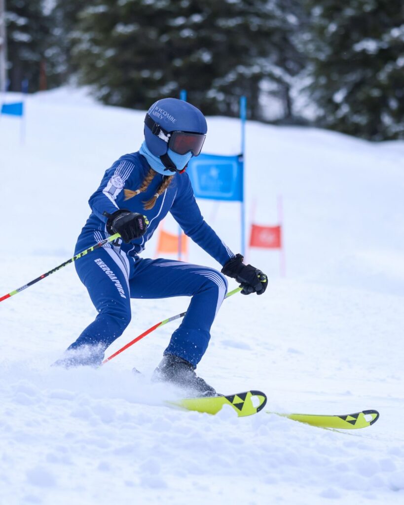A pupil skiing.