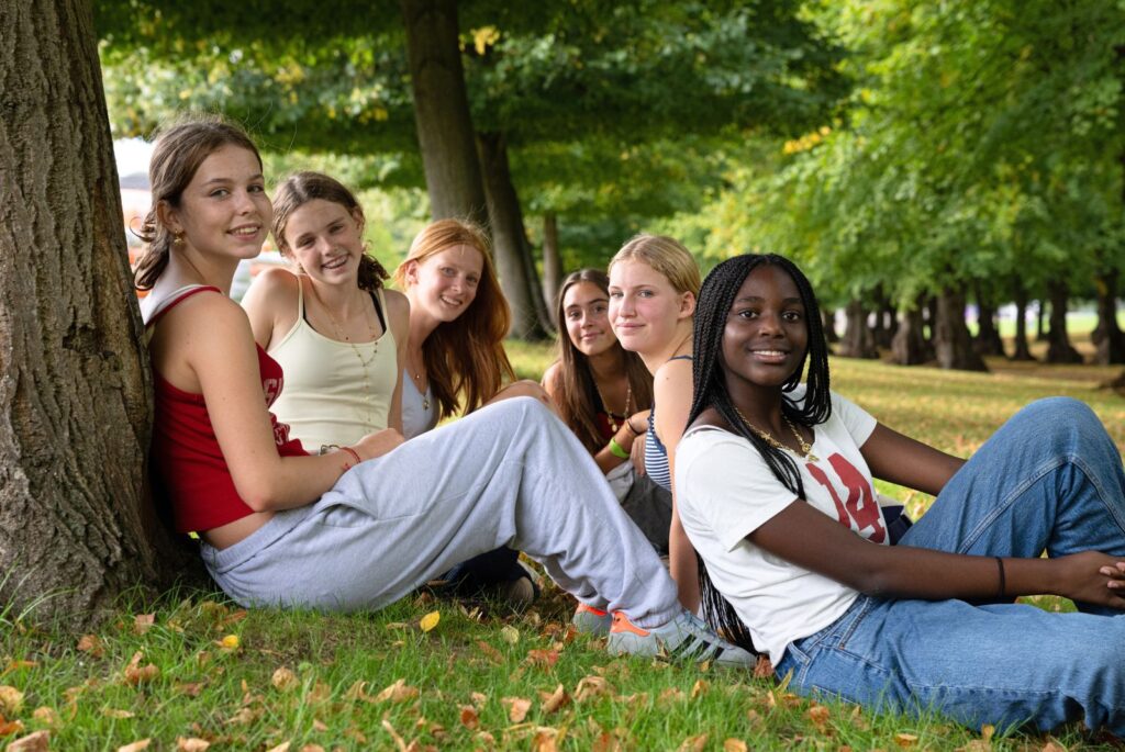Six pupils sat under a tree.